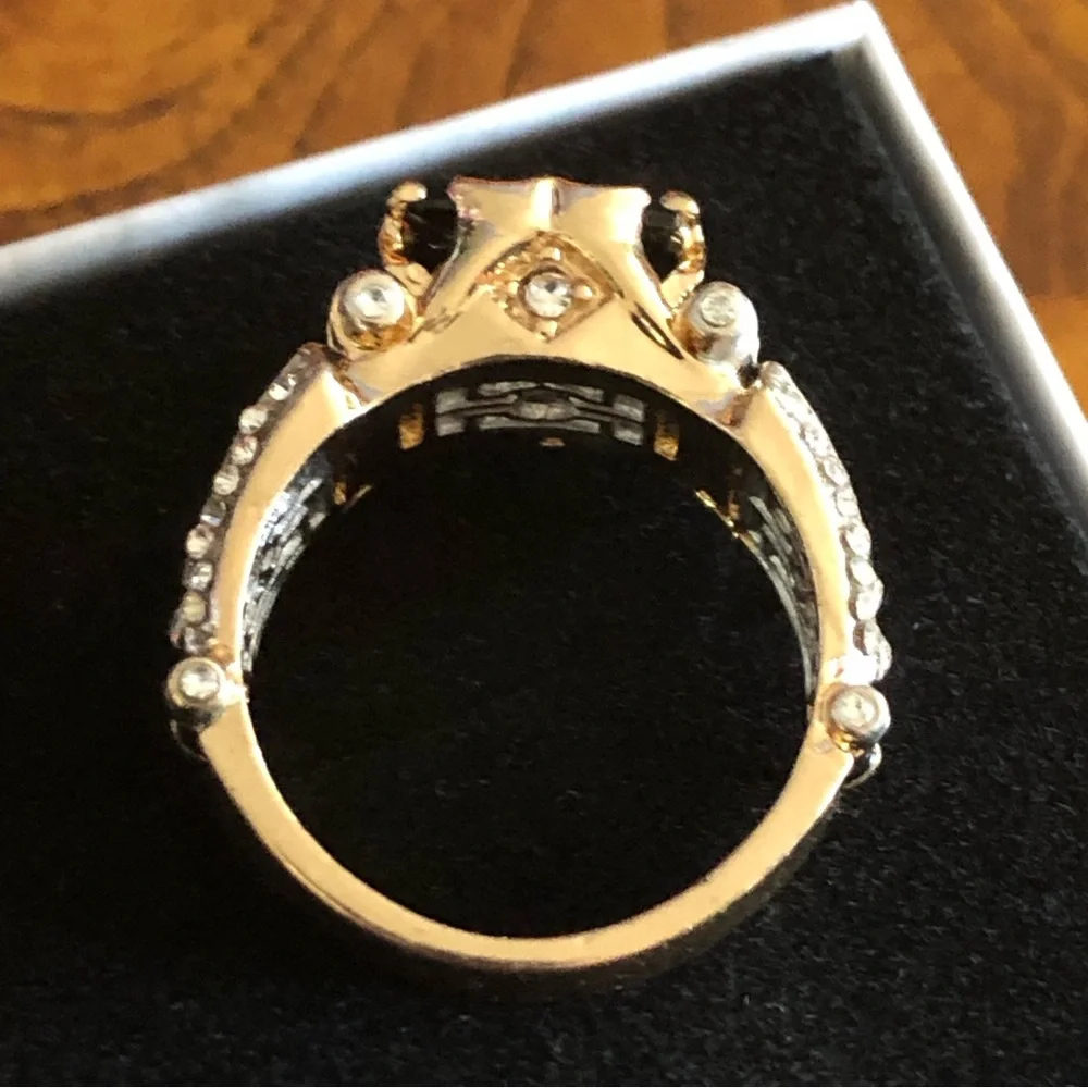 Men’s fashionable faceted black stone gold metal gentleman band ring NWT 13